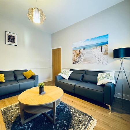 Rockcliffe Retreat, Stylish Coastal Apartment วิทลีย์เบย์ ภายนอก รูปภาพ