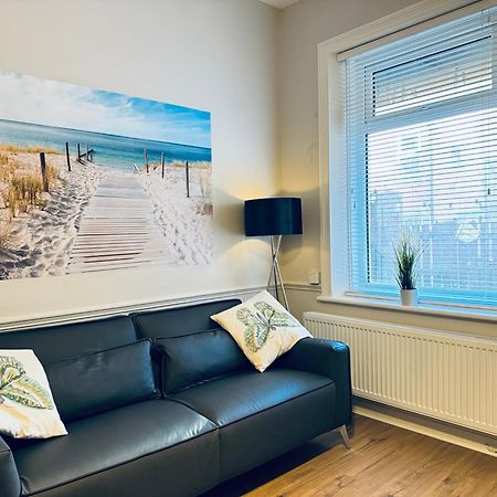 Rockcliffe Retreat, Stylish Coastal Apartment วิทลีย์เบย์ ภายนอก รูปภาพ