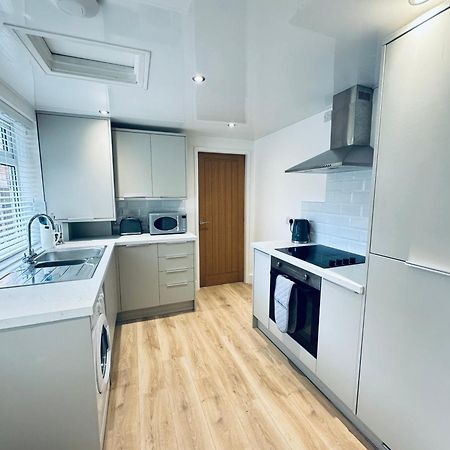 Rockcliffe Retreat, Stylish Coastal Apartment วิทลีย์เบย์ ภายนอก รูปภาพ