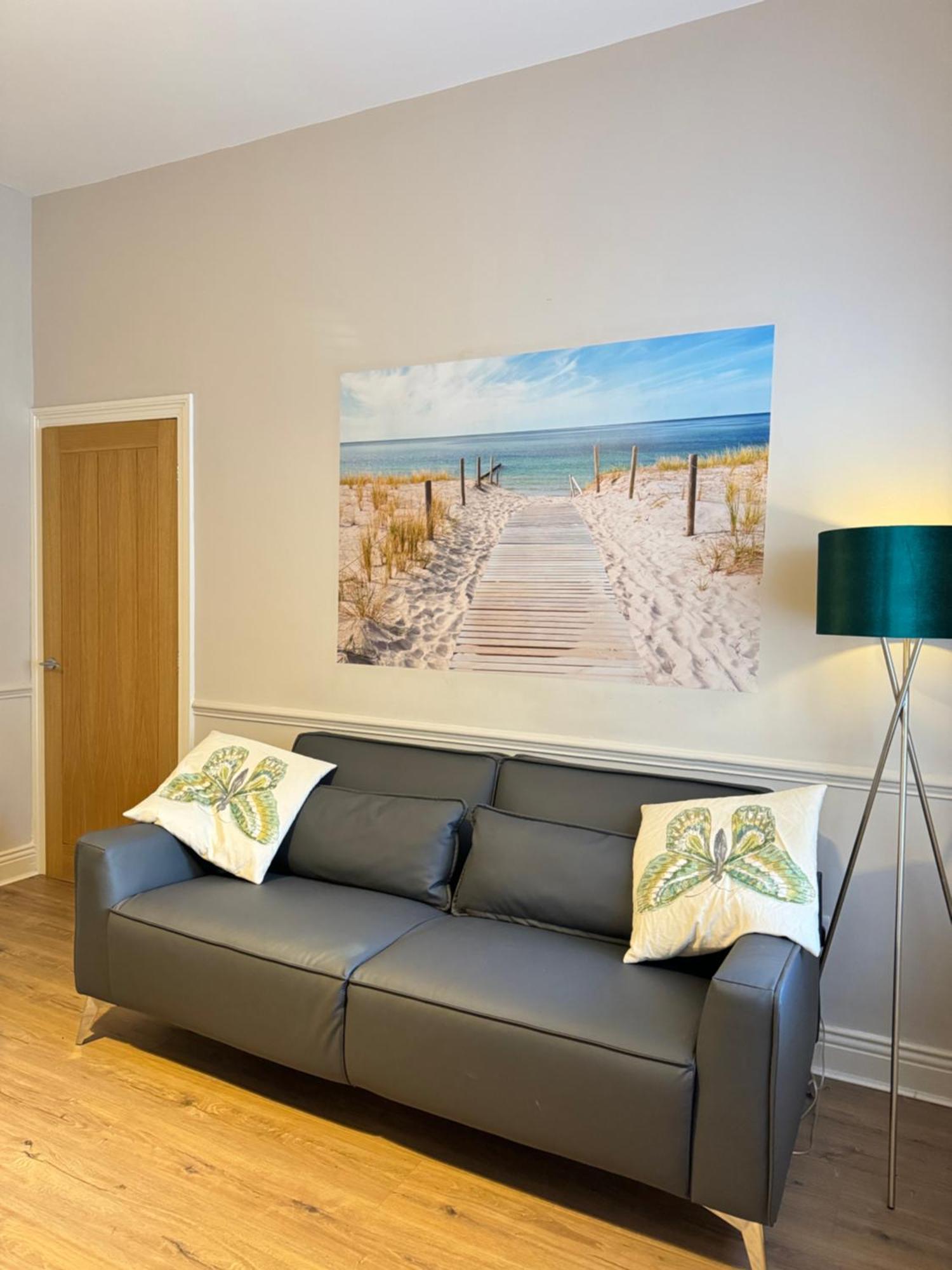 Rockcliffe Retreat, Stylish Coastal Apartment วิทลีย์เบย์ ภายนอก รูปภาพ