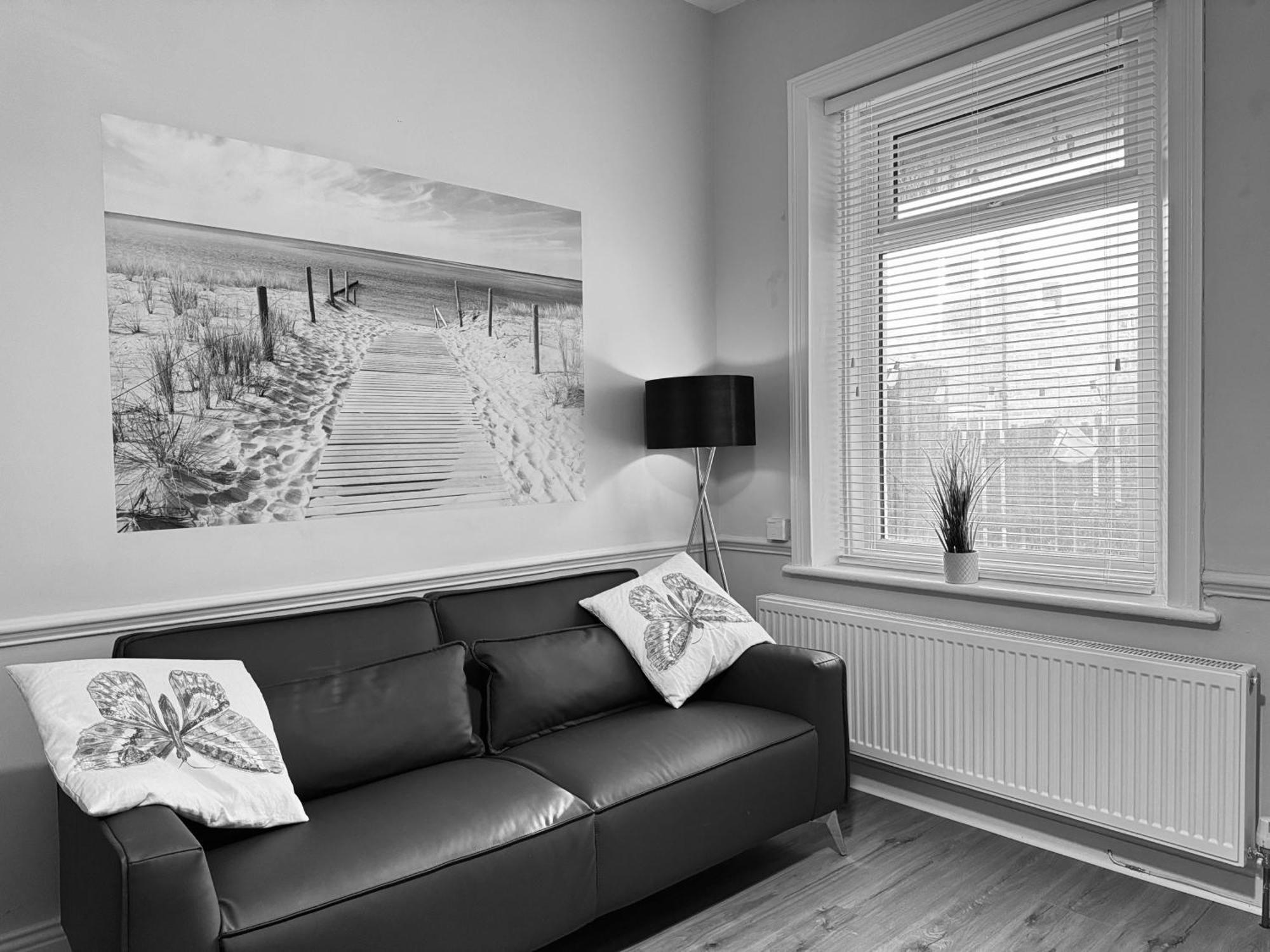 Rockcliffe Retreat, Stylish Coastal Apartment วิทลีย์เบย์ ภายนอก รูปภาพ