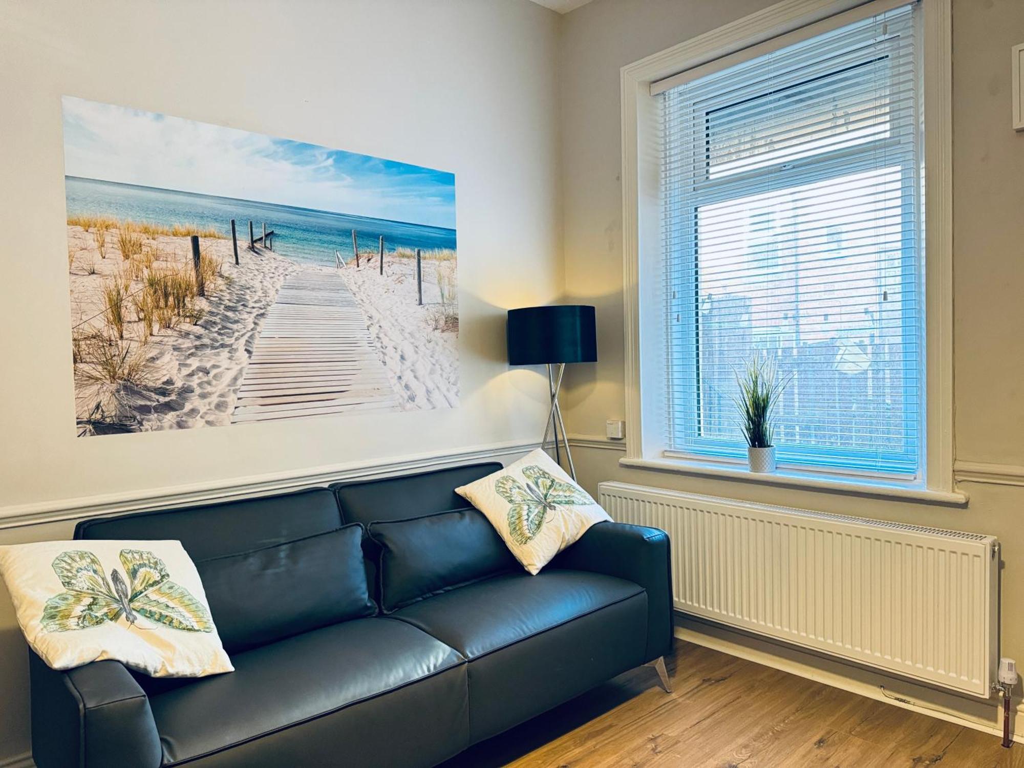 Rockcliffe Retreat, Stylish Coastal Apartment วิทลีย์เบย์ ภายนอก รูปภาพ