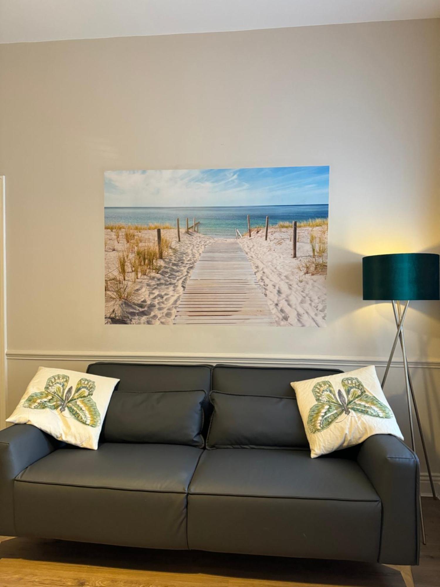 Rockcliffe Retreat, Stylish Coastal Apartment วิทลีย์เบย์ ภายนอก รูปภาพ