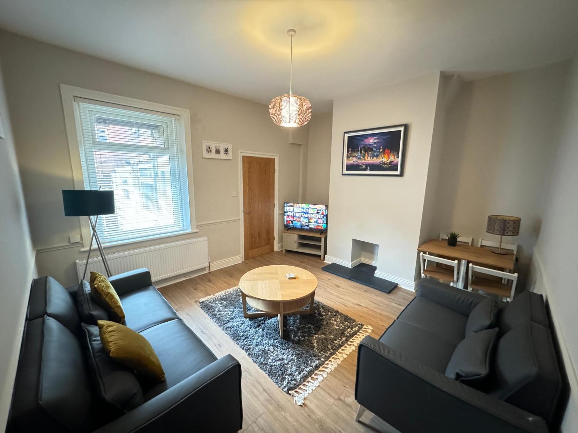 Rockcliffe Retreat, Stylish Coastal Apartment วิทลีย์เบย์ ภายนอก รูปภาพ