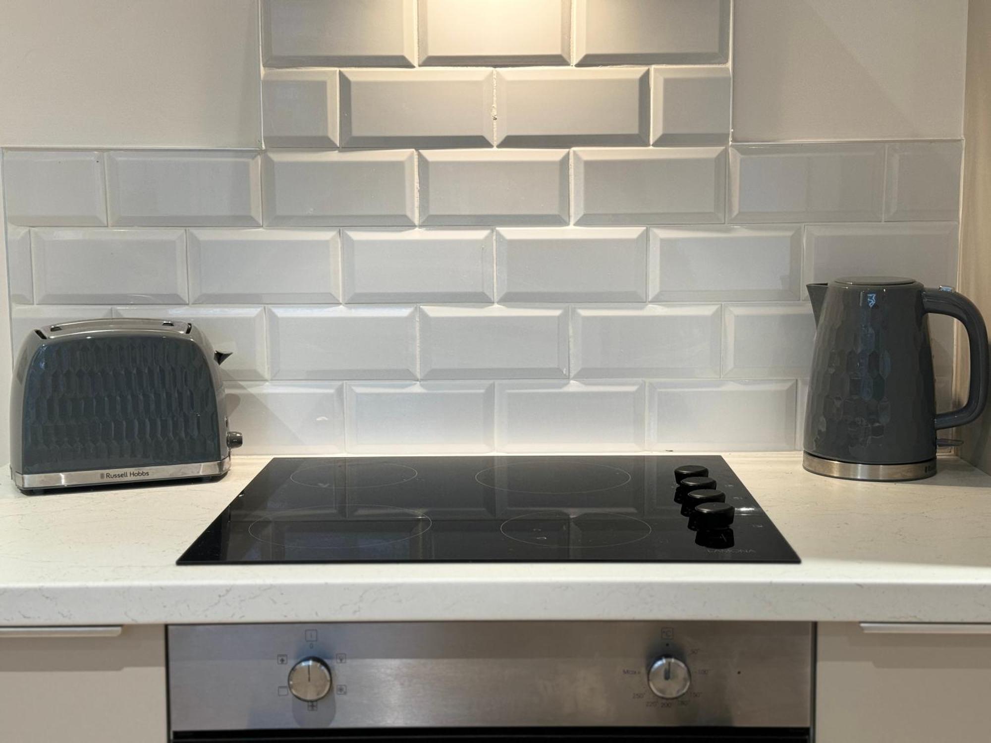 Rockcliffe Retreat, Stylish Coastal Apartment วิทลีย์เบย์ ภายนอก รูปภาพ