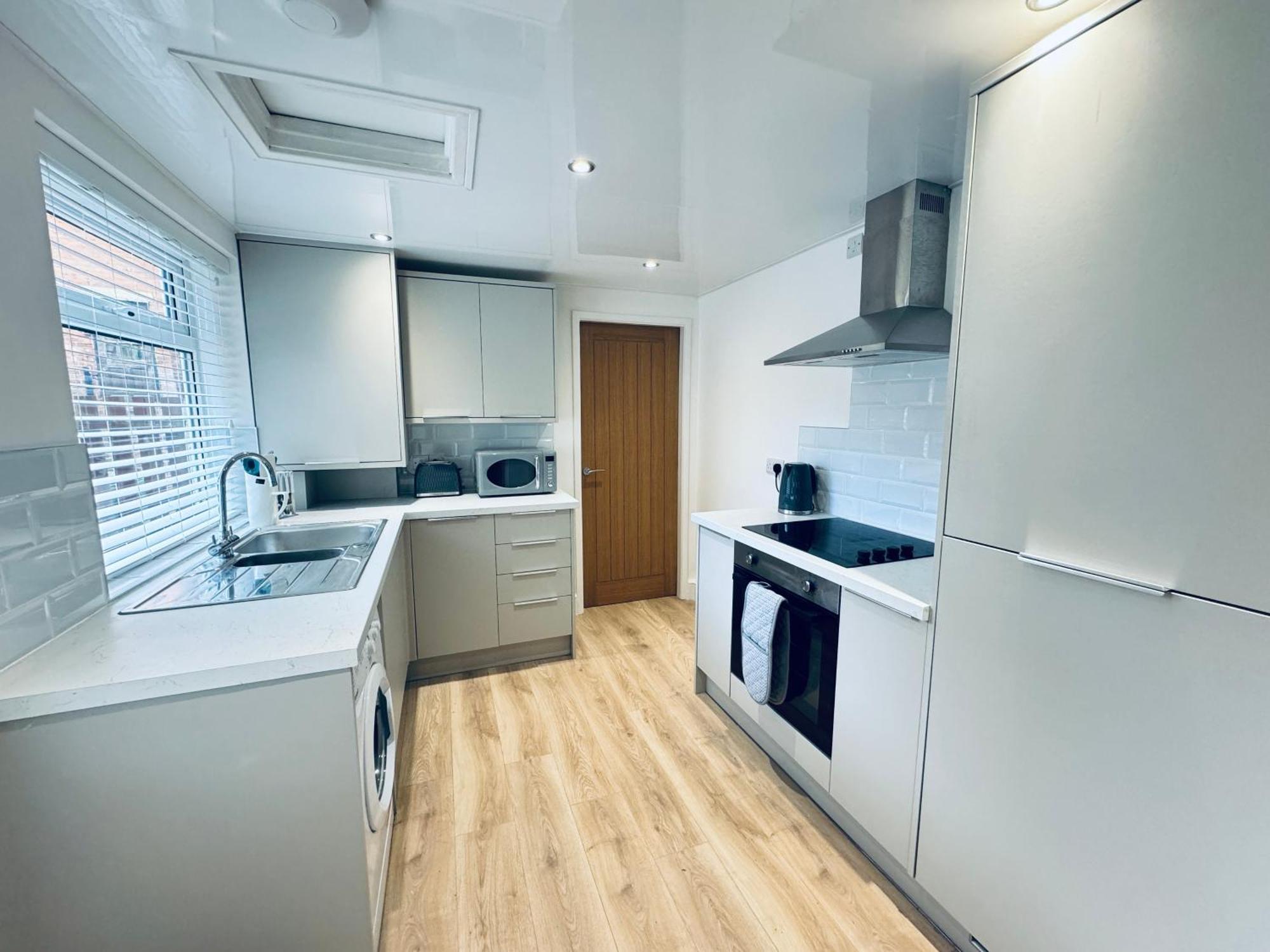 Rockcliffe Retreat, Stylish Coastal Apartment วิทลีย์เบย์ ภายนอก รูปภาพ