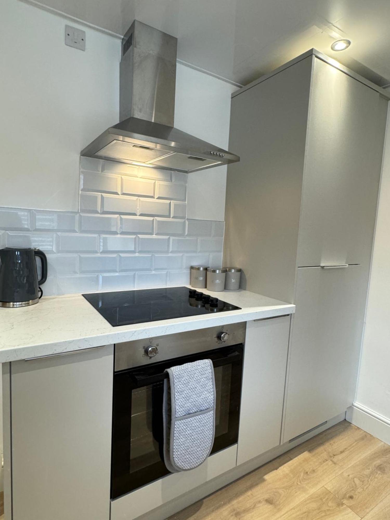Rockcliffe Retreat, Stylish Coastal Apartment วิทลีย์เบย์ ภายนอก รูปภาพ