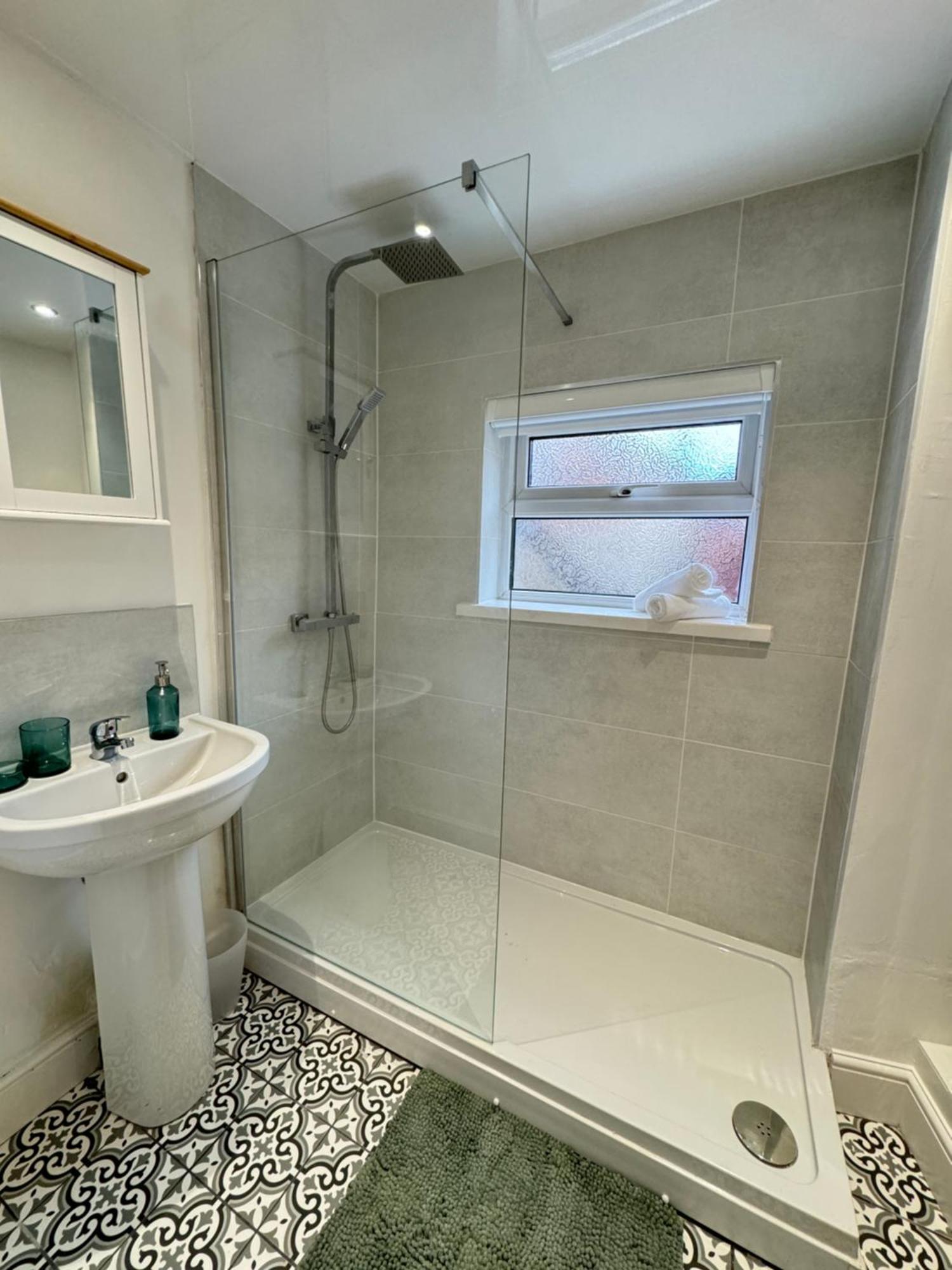 Rockcliffe Retreat, Stylish Coastal Apartment วิทลีย์เบย์ ภายนอก รูปภาพ