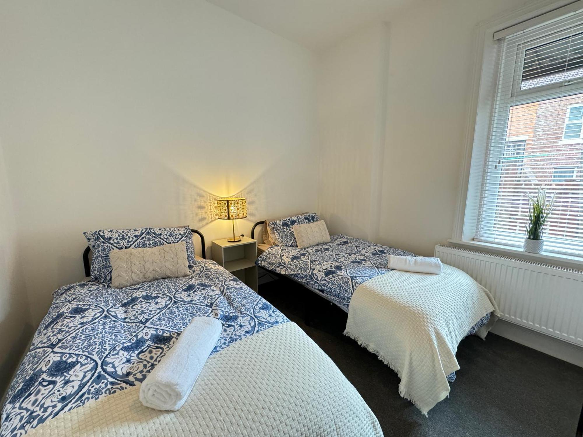 Rockcliffe Retreat, Stylish Coastal Apartment วิทลีย์เบย์ ภายนอก รูปภาพ